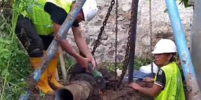 Para pekerja Perumda Tirta Raharja sedang melakukan pemeliharaan dalam rangka menjaga kualitas, kuantitas dan kontinuitas pengaliran air ke para pelanggan. Foto – Istimewa/Perumda Tirta Raharja.