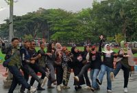 Personel dan crew KPJ kab. Bandung berfoto bersama usai menghibur penontonnya di panggung BEDAS expo,  kemarin.