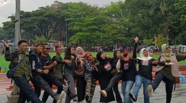 Personel dan crew KPJ kab. Bandung berfoto bersama usai menghibur penontonnya di panggung BEDAS expo,  kemarin.