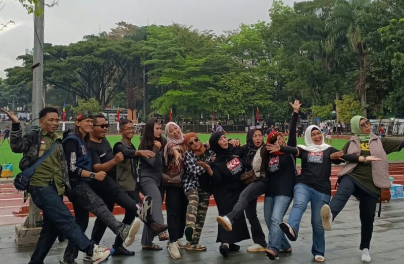 Personel dan crew KPJ kab. Bandung berfoto bersama usai menghibur penontonnya di panggung BEDAS expo,  kemarin.