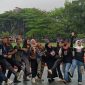 Personel dan crew KPJ kab. Bandung berfoto bersama usai menghibur penontonnya di panggung BEDAS expo,  kemarin.