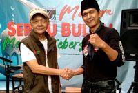 Ketua KPJ Kabupaten Bandung, Apih Igun memberikan salam komando usai menyematkan Rompi KPJ,  kepada Yuyus Rusana,  vokalis Yusna Band,  dalam sebuah acara KPJ Jabar, di Bandung,  baru baru ini.