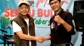 Ketua KPJ Kabupaten Bandung, Apih Igun memberikan salam komando usai menyematkan Rompi KPJ,  kepada Yuyus Rusana,  vokalis Yusna Band,  dalam sebuah acara KPJ Jabar, di Bandung,  baru baru ini.