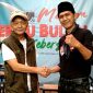 Ketua KPJ Kabupaten Bandung, Apih Igun memberikan salam komando usai menyematkan Rompi KPJ,  kepada Yuyus Rusana,  vokalis Yusna Band,  dalam sebuah acara KPJ Jabar, di Bandung,  baru baru ini.