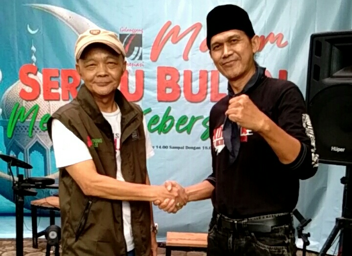 Ketua KPJ Kabupaten Bandung, Apih Igun memberikan salam komando usai menyematkan Rompi KPJ,  kepada Yuyus Rusana,  vokalis Yusna Band,  dalam sebuah acara KPJ Jabar, di Bandung,  baru baru ini.